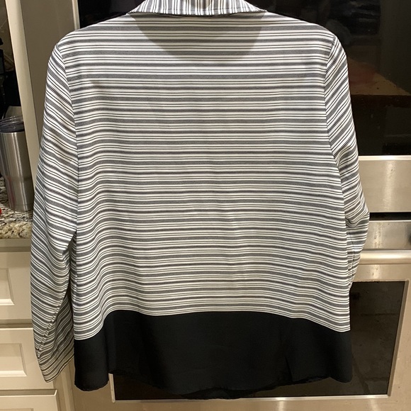 NWOT generous cut Chico’s size 1 polyester black & white top. - Picture 6 of 14